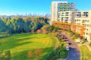an aerial view of a city with a park and buildings at A 3BR Apt Next to Melbourne Zoo FREE Parking in Melbourne