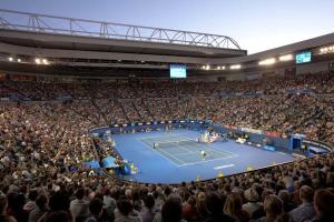 una gran multitud de personas viendo un partido de tenis en A Lovely Apt Near Crown Casino & Southgate Mall, en Melbourne