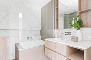 Koupelna v ubytování A 2BR Apt with Stunning City Views FREE Parking