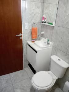 Ένα μπάνιο στο Escalera al éxito Villa Ramallo