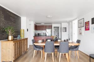 墨尔本A 3BR Apt Next to Southern Cross FREE Parking的配有桌椅的厨房和餐厅