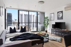 墨尔本A 3BR Apt Next to Southern Cross FREE Parking的客厅设有床和大窗户
