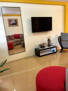 プヨにあるCasa Comoda Centrica con Garageのリビングルーム(テレビ、赤いソファ付) +19枚の写真