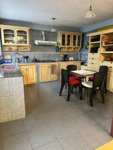 プヨにあるCasa Comoda Centrica con Garageのキッチン(テーブル、椅子付)