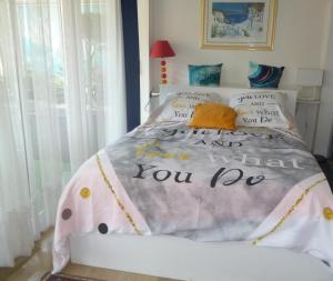 - une chambre avec un lit et un signe de remerciement dans l'établissement lovely apartments with terrace, à Cannes