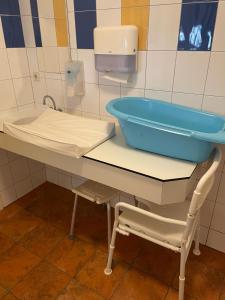 a table with a sink and a chair in a bathroom at Pieterwagen in Sleen