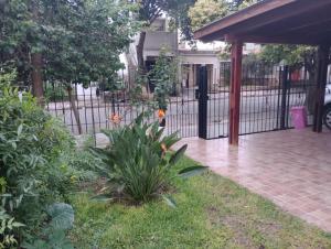una valla con una planta delante de un patio en Casita la Milagrosa en Córdoba