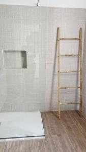 a shelf in a room with a tiled wall at Apartamento Casa Rosabella in Caleta de Sebo