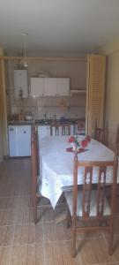 cocina con mesa y mantel blanco en Santa Maria en Santa María