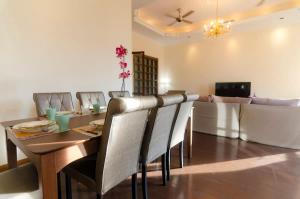 A restaurant or other place to eat at A Generous & Cozy 5BR Home in Ampang, FREE Parking