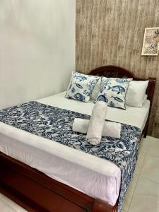 ein Bett mit zwei gewalzten Handtüchern darauf in der Unterkunft Hotel Casa Centro Historico De Cartagena Colombia in Cartagena de Indias