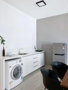 Kuchyň nebo kuchyňský kout v ubytování Stylish & Cozy 2BR Apt at Arte Plus, FREE Parking + 52 fotografií
