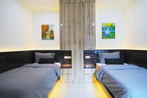 Zimmer mit 2 Betten in einem Zimmer in der Unterkunft A Stylish High-Floor 2BR Suasana Suites Views in Johor Bahru