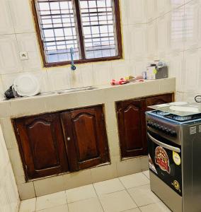 Il comprend une cuisine équipée d'un évier et d'une cuisinière. dans l'établissement Appartement 2 chambres salon haut standing, à Abomey-Calavi