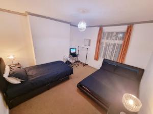 ein Schlafzimmer mit einem Bett und einem Schreibtisch. in der Unterkunft Plymouth Airbnb in Plymouth