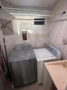 a washing machine and a sink in a small room at U-GO Refugio Tropical en El Laguito - Elegancia y Descanso in Cartagena de Indias