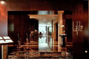 een lobby met een trap in een gebouw bij A Stylish & Spacious 4BR Home for Family Getaways in Kuala Lumpur