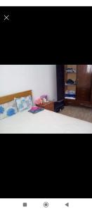 ein Bild eines Schlafzimmers mit einem Bett und einem Regal in der Unterkunft Maison à hergla in Sousse