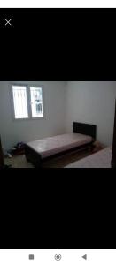 Maison à hergla في سوسة: غرفة نوم بسرير في زاوية الغرفة