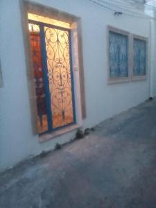 ein Haus mit einer Tür und einem Fenster in der Unterkunft Maison à hergla in Sousse