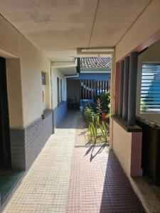un pasillo vacío de un edificio con porche en Casa 25 hostal, en Santa Ana