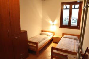 een slaapkamer met 2 bedden en een raam bij Lagosuite in Peschiera del Garda