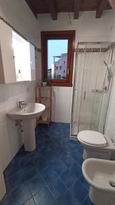 een badkamer met een wastafel, een toilet en een douche bij Lagosuite in Peschiera del Garda