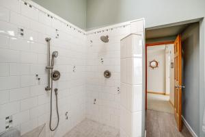 Ένα μπάνιο στο Beautiful Birch Bay Retreat with Deck and Fire Pit! +21 φωτογραφίες