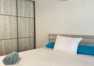 una camera con letto e cuscino blu e bianco di Mareta Lodge - studio TAHI 1 a Bora Bora