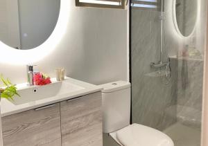 un bagno con wc, lavandino e doccia di Mareta Lodge - studio TAHI 1 a Bora Bora