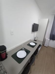 a desk with two white sinks in a room at Studio completo ao lado do metrô Brás in São Paulo
