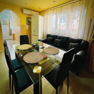 sala de estar con mesa y sofá en Pensiune Perla Dunarii, en Giurgiu