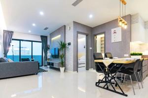 - une salle à manger et un salon avec une table et des chaises dans l'établissement A Stylish & Cozy Suite at Suasana JB 03, à Johor Bahru