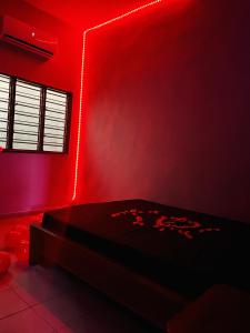 - une chambre rouge avec un lit avec une lumière rouge dans l'établissement Appartement 2 chambres salon haut standing, à Abomey-Calavi