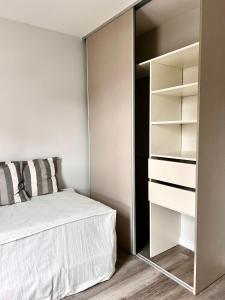 1 dormitorio con 1 cama y armario grande en Depto con vistas, en San Nicolás de los Arroyos