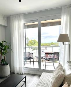 sala de estar con vistas a un balcón en Depto con vistas, en San Nicolás de los Arroyos