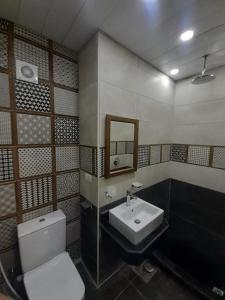 a bathroom with a sink and a toilet and a mirror at بورتو مارينا الساحل الشمالي in El Alamein