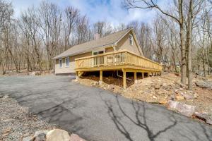 uma grande casa de madeira com um alpendre e uma entrada em Family-Friendly Albrightsville Cabin Deck and Views em Albrightsville