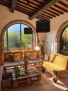 sala de estar con sofá y mesa en Casa nel bosco Il Grottone, en Montaione