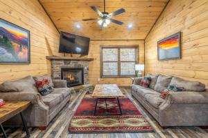 sala de estar con sofás y chimenea en The Wacky Woodpecker by AvantStay Game Room Private Hot Tub Pool Access, en Pigeon Forge