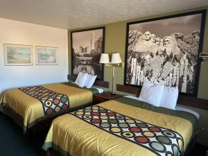 a hotel room with two beds and a painting on the wall at AINSWORTHINN in Ainsworth +10 photos
