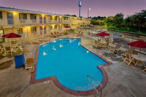 einen Blick über den Pool in einem Hotel in der Unterkunft Motel 6-Richland, WA - Kennewick in Richland