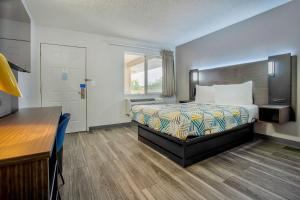 Postel nebo postele na pokoji v ubytování Motel 6-Richland, WA - Kennewick