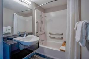 Koupelna v ubytování Motel 6-Richland, WA - Kennewick