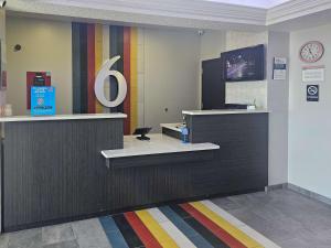 TV a/nebo společenská místnost v ubytování Motel 6 Sinton TX