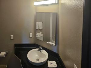 Koupelna v ubytování Motel 6 Sinton TX