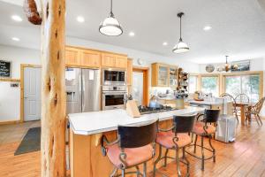 Η κουζίνα ή μικρή κουζίνα στο Peaceful Rhododendron Cabin with Fire Pit and Hot Tub!