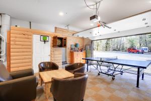 Πινγκ πονγκ στο Peaceful Rhododendron Cabin with Fire Pit and Hot Tub! ή εκεί κοντά
