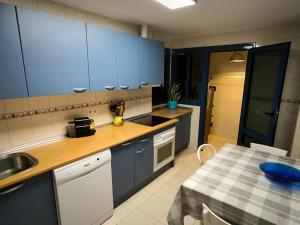 Kuchyň nebo kuchyňský kout v ubytování Blue House - parking included