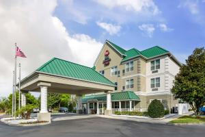 Best Western Plus First Coast Inn and Suites في يولي: تقديم فندق بسقف أخضر